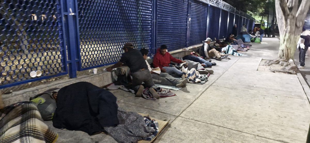 Voluntarios entregando cobijas y alimento a personas en situación de calle, enero 2026